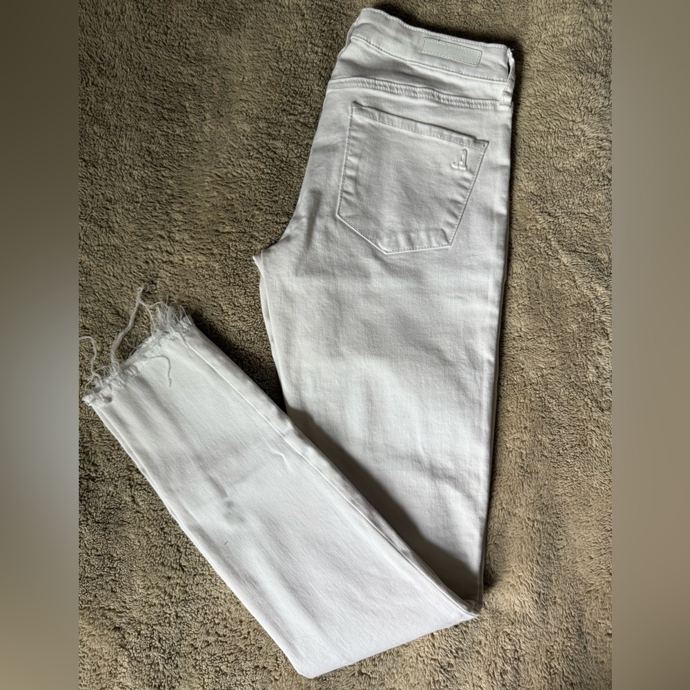 Articles Of Society White Frayed-Hem Ankle Jeans